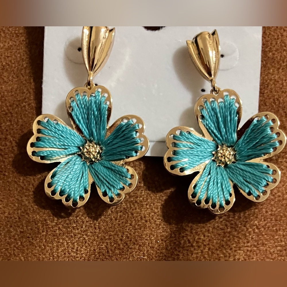 Floral Earring - Picture 3 of 4